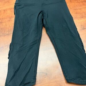 Black lululemon capri tights